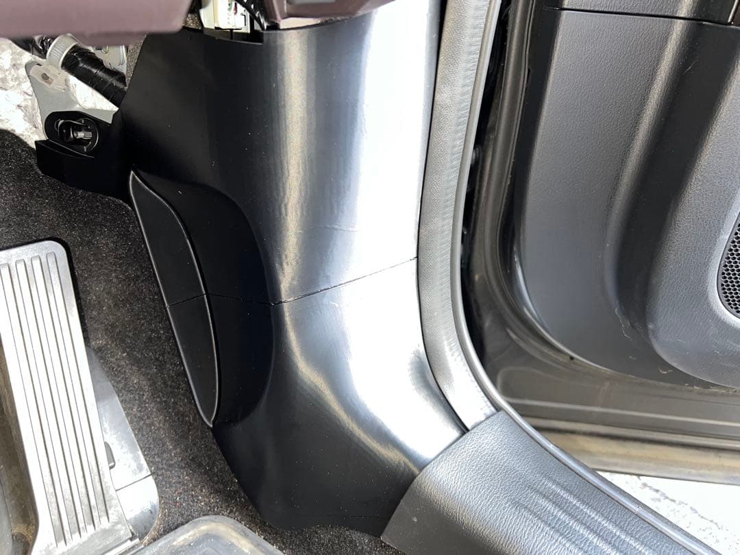 運転席ドア側から見た取り付け状態。アクセルペダルの右にフットレスト付トリムカバーが収まっている