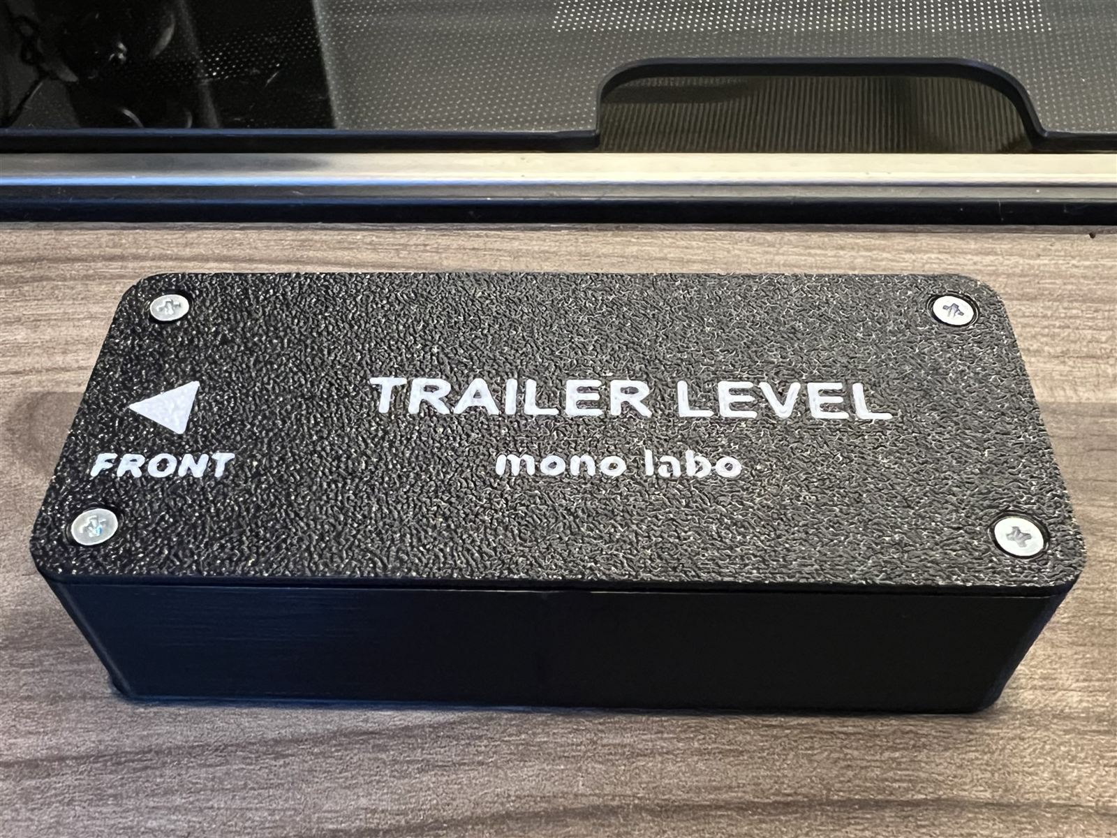 TrailerLevel上面。車両前方を示すFRONTマーク